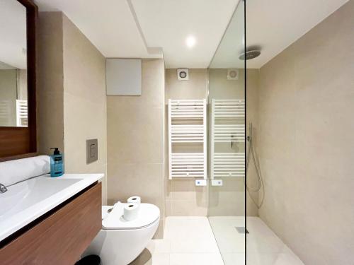 une salle de bain avec toilettes et douche en verre dans l'établissement Urban Flat 139 - Duplex Flat Saint-Germain, à Paris