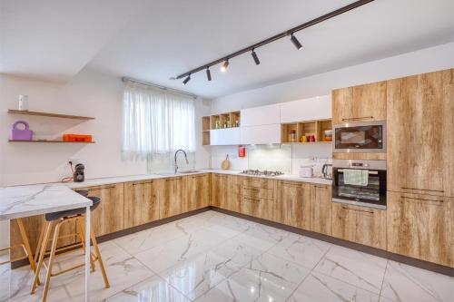 Fotografie z fotogalerie ubytování 2BR Gozo Escape with Private Tub & Backyard by 360 Estates v destinaci Taʼ Abram