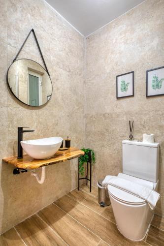 Fotografie z fotogalerie ubytování 2BR Gozo Escape with Private Tub & Backyard by 360 Estates v destinaci Taʼ Abram