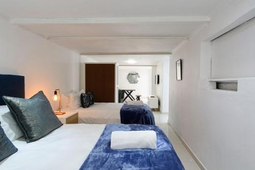 Giường trong phòng chung tại Bakoven Beach House