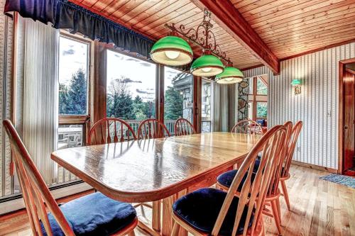 Χώρος καθιστικού στο New Stratton Mountain - Sleeps 10