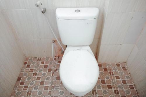 Ванная комната в RedDoorz at Pondokan Kapuas 5 Bengkulu