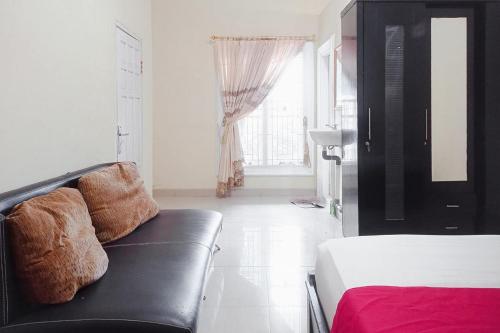 Гостиная зона в RedDoorz at Pondokan Kapuas 5 Bengkulu