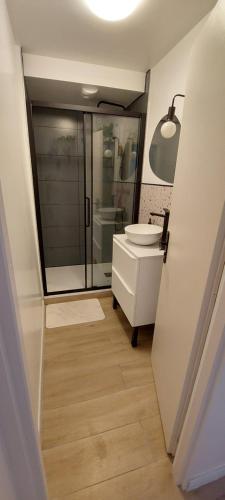 une salle de bain avec une douche, des toilettes et un lavabo dans l'établissement Cozy apartment for 4 people, beach 100m away, à Fréjus
