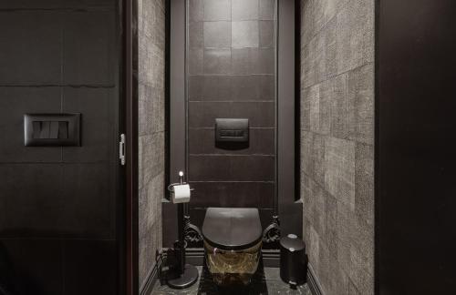 une salle de bain avec toilettes dans une cabine de toilette dans l'établissement L'Amour Suite - romantic getaway, à Tivat