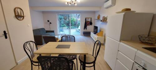 une cuisine et une salle à manger avec une table et des chaises dans l'établissement Cozy apartment for 4 people, beach 100m away, à Fréjus