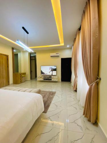 pokój hotelowy z łóżkiem i telewizorem z płaskim ekranem w obiekcie Rehoboth Apartment w mieście Lekki