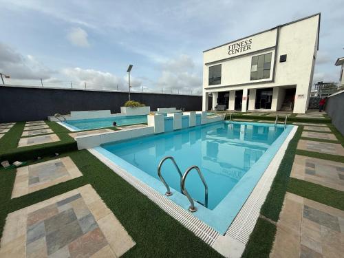 duży basen przed budynkiem w obiekcie Rehoboth Apartment w mieście Lekki