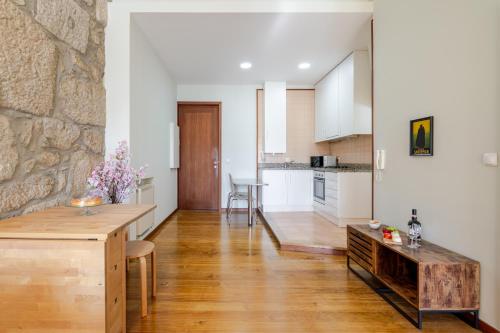 HostWise - Stylish Flat with Balcony