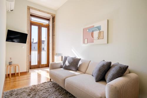 HostWise - Stylish Flat with Balcony