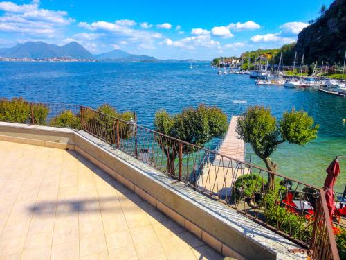 una vista di un grande specchio d'acqua con barche di Casa Domenica a Baveno