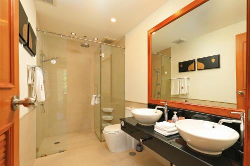 Ванная комната в Tropical Holiday Home at Laguna Phuket