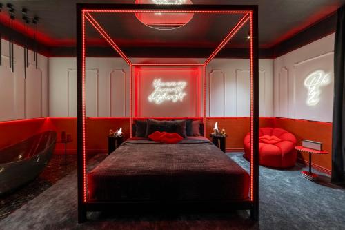 - une chambre avec un lit à baldaquin et une baignoire dans l'établissement L'Amour Suite - romantic getaway, à Tivat