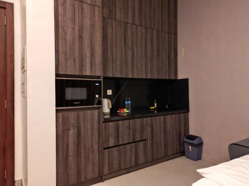 eine Küche mit einer Mikrowelle und ein TV im Zimmer in der Unterkunft Studio room in Ikeja in Lagos