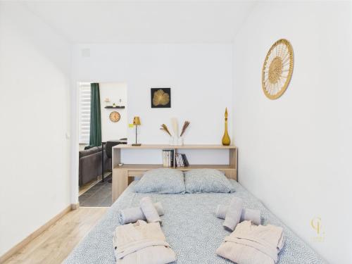 une chambre avec un lit et un salon dans l'établissement Cocon Zen Balneo - Appartement RDC proche centre Mulhouse, à Mulhouse