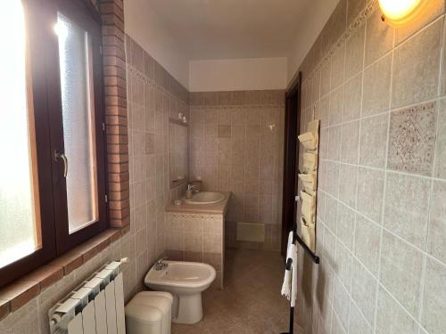 a bathroom with a toilet and a sink at Villa Marina in Soverato Marina
