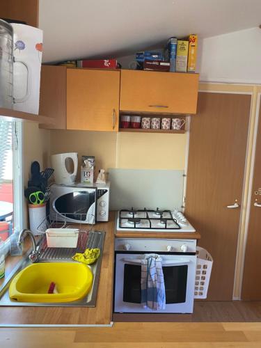 Photo de la galerie de l'établissement Lovely Mobile Home in Southern Brittany, à Clohars-Carnoët