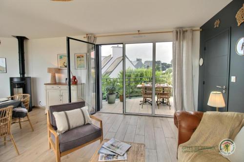 un salon avec vue sur un patio dans l'établissement Ker touro, à Trégastel