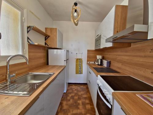 Η κουζίνα ή μικρή κουζίνα στο Les Marguerites - T2 avec clim et parking à la Fossette