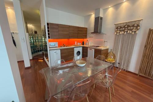 une cuisine avec une table et des chaises dans une pièce dans l'établissement REF 1988 -Charming apartment in the center of Cannes, à Cannes