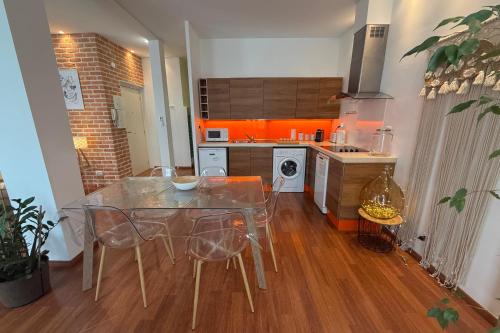 une cuisine avec une table et des chaises dans une pièce dans l'établissement REF 1988 -Charming apartment in the center of Cannes, à Cannes