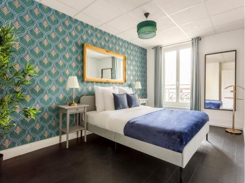 une chambre avec un lit et un miroir dans l'établissement Merveil - Family Suite - Champs Elysees - Armee, à Paris