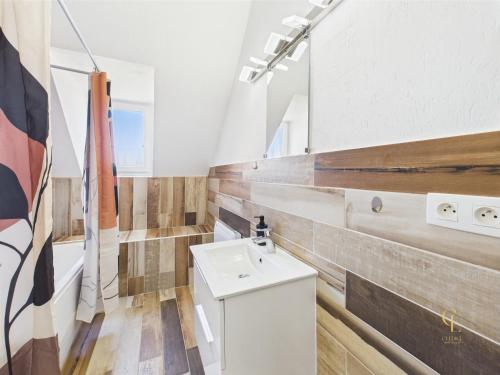 une salle de bain avec un lavabo et un miroir dans l'établissement Cocon Jaune - Duplex 2e étage prox centre Mulhouse, à Mulhouse