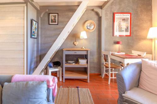 - un salon avec un escalier, un canapé et une table dans l'établissement SELECT'so HOME - Superbe T2 avec vue mer pour un séjour relaxant - Piscine et Parking inclus - PARADISIA, au Lavandou