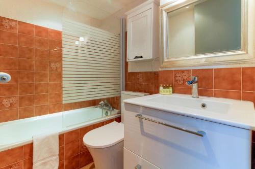une salle de bain avec un lavabo, des toilettes et une baignoire dans l'établissement SELECT'so HOME - Superbe T2 avec vue mer pour un séjour relaxant - Piscine et Parking inclus - PARADISIA, au Lavandou