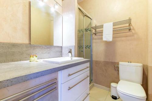 une salle de bain avec un lavabo, des toilettes et un miroir dans l'établissement SELECT'soHOME - Studio pour 2 personnes à deux pas du centre-ville du Lavandou avec parking privé - TERRAZZA, au Lavandou
