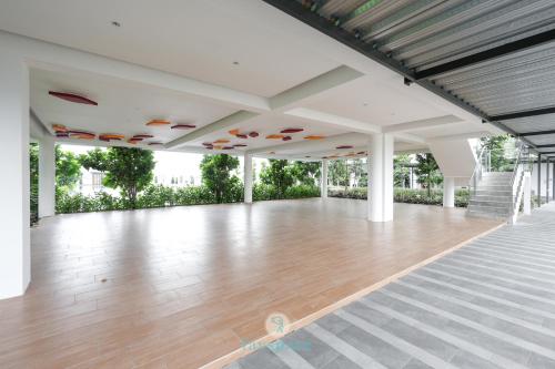 a large room with a wooden floor and white ceilings at Jalan Puchong - 3B2B - 7 pax - 7 min to AEON BiG & Train in Puchong