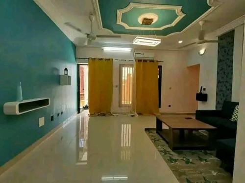 un soggiorno con un divano e un tavolo di Oméga immobilier a Ouagadougou
