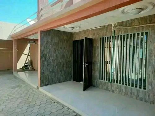 una casa con un cancello sul lato di Oméga immobilier a Ouagadougou