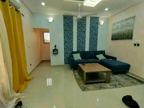 un soggiorno con un divano e un tavolino da caffè di Oméga immobilier a Ouagadougou