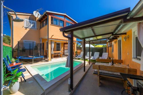 Bezauberndes Apartment mit beheiztem Privatpool, Grill, Babybett, Grill, WiFi