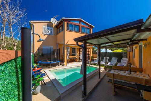 Bezauberndes Apartment mit beheiztem Privatpool, Grill, Babybett, Grill, WiFi