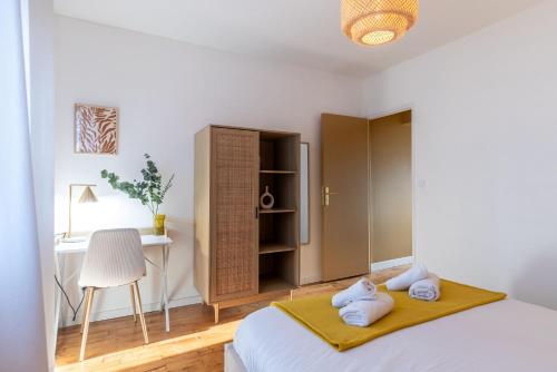 une chambre avec un lit, un bureau et une table dans l'établissement Le Boho - Charmant T3 avec climatisation et fibre, à Bergerac