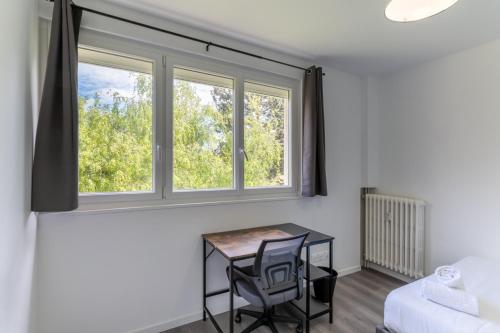 a room with a table and two chairs and a window at Spacieux Appartement 4 Chambres in Hérouville-Saint-Clair