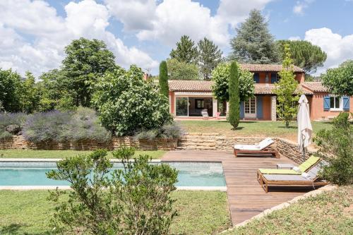 une cour arrière avec une piscine et une maison dans l'établissement Villa Aixcellence, au Tholonet