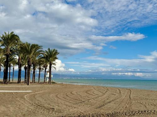 Terraza y vistas en Carihuela Erisa 2 a 100 metros de la playa