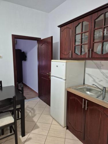 Η κουζίνα ή μικρή κουζίνα στο Vita Apartment - Spacious Garden and Balcony 5 min to Beach & Center