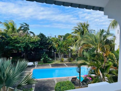 una vista de la piscina desde el apartamento en B&B Pereybere Mauritius, en Pereybere