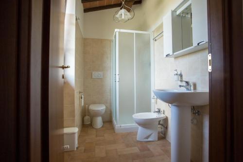 W łazience znajduje się toaleta, umywalka i prysznic. w obiekcie AGRITURISMO La COLLINA del SOLE w mieście Coltavolino