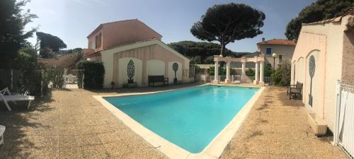 une piscine devant une maison dans l'établissement Villa St MAXIME 150 m de la plage, à La Celle-sous-Gouzon