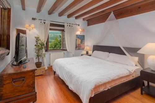 Ένα ή περισσότερα κρεβάτια σε δωμάτιο στο Casona Los Fresnos, con piscina