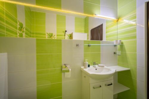 Ένα μπάνιο στο Cozy Studio Apartment