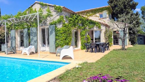 une villa avec piscine devant une maison dans l'établissement Villa Notre-Dame avec piscine, à Rochefort-du-Gard