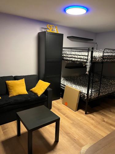 - un salon avec un canapé et des lits superposés dans l'établissement Studio a Berck proche plage, à Berck-sur-Mer