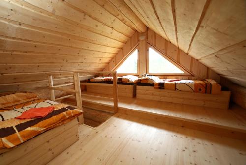 Habitación con 2 camas en una cabaña de madera en Na Samotě Ve Srubu, en Plzeň