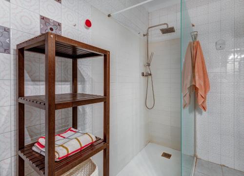 y baño con ducha y cabina de ducha acristalada. en Neptuno 1 Simple Apartment in Port de Soller, en Sóller